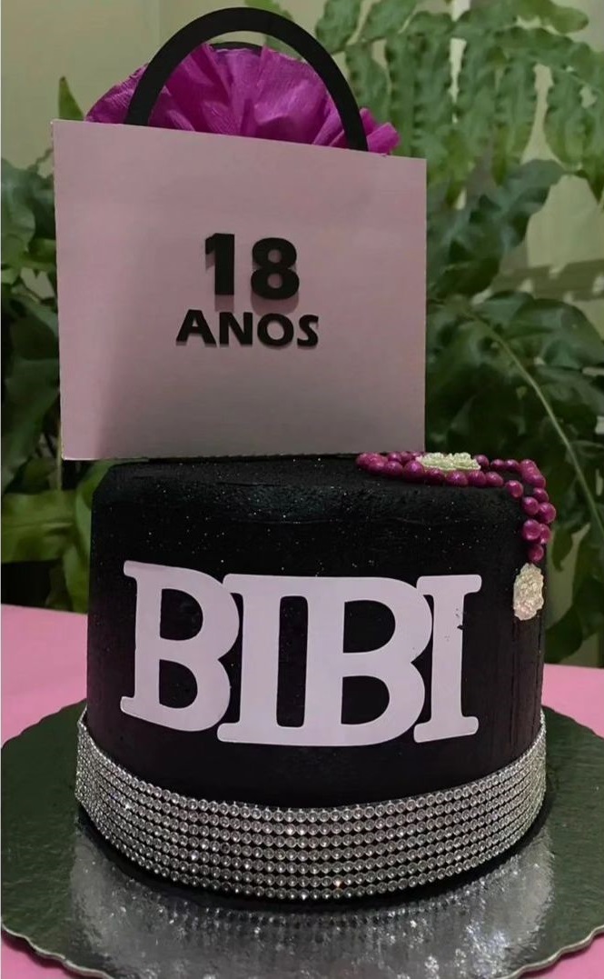 Bolo de Aniversário 18 Anos